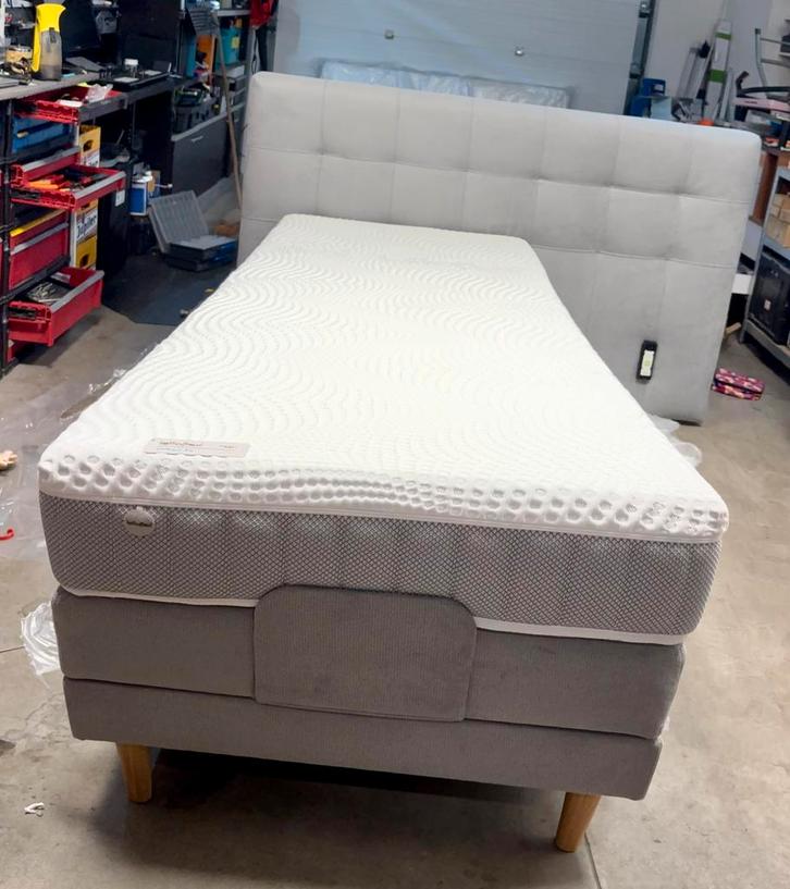 BEKA ELEKTRISCHE BOX. (NIEUW), Huis en Inrichting, Slaapkamer | Boxsprings, Nieuw, 180 cm, 200 cm, Tweepersoons, Grijs, Ophalen
