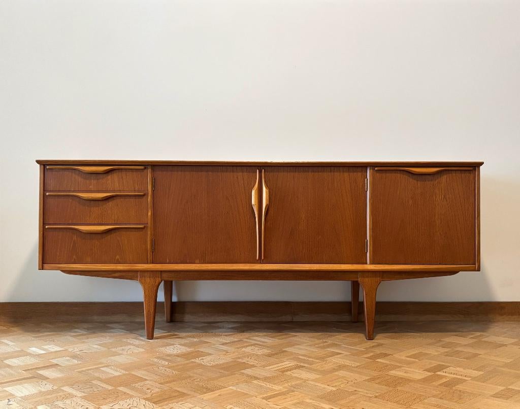 Buffet/buffet vintage en teck du milieu du siècle, Maison & Meubles, Teck, Mid-century, vintage, 60s, Avec tablette(s), 150 à 200 cm