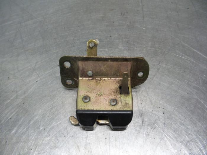 Mécanique de verrouillage hayon d'un Mitsubishi Colt (Colt, Autos : Pièces & Accessoires, Carrosserie & Tôlerie, Mitsubishi, Utilisé