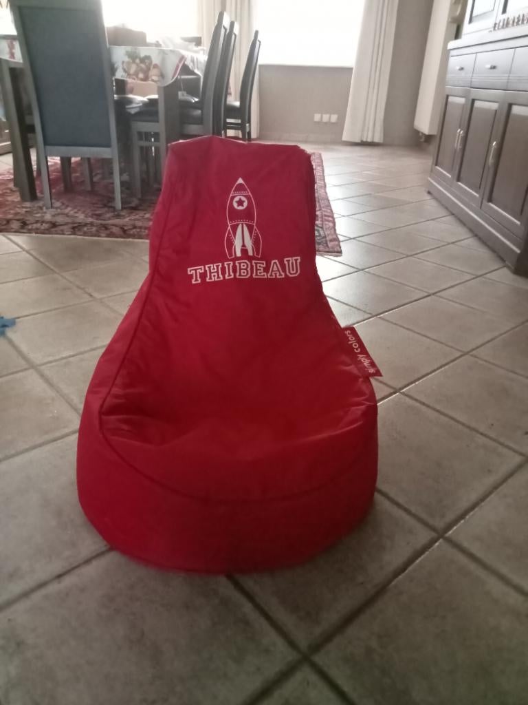 Rode poef/ zitzak voor kleuter en lagere school, Ophalen, Zo goed als nieuw, Rood, Zitzak