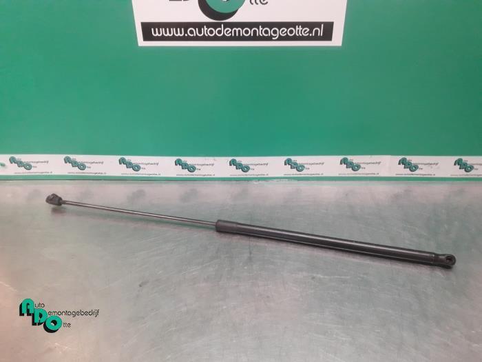 Amortisseur capot moteur gauche d'un Volkswagen Jetta (Jetta, Autos : Pièces & Accessoires, Carrosserie & Tôlerie, Volkswagen