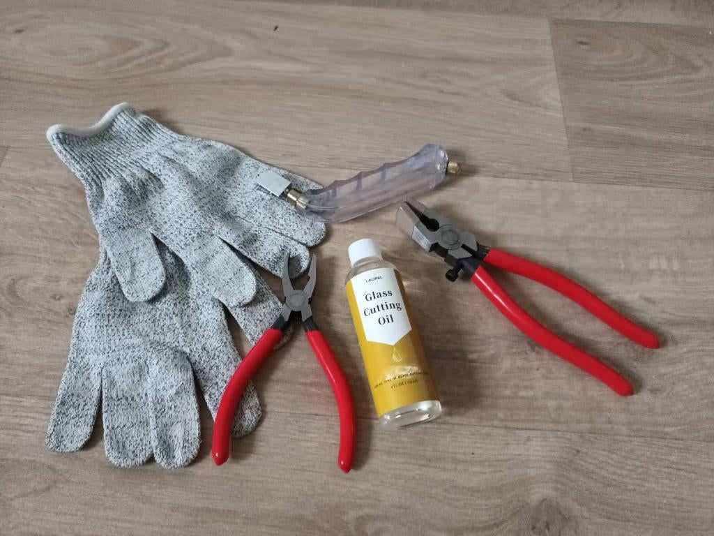 2 glastangen, glassnijder, glasolie en handschoenen, Gereedschap of Accessoires, Overige thema's, Ophalen of Verzenden, Zo goed als nieuw