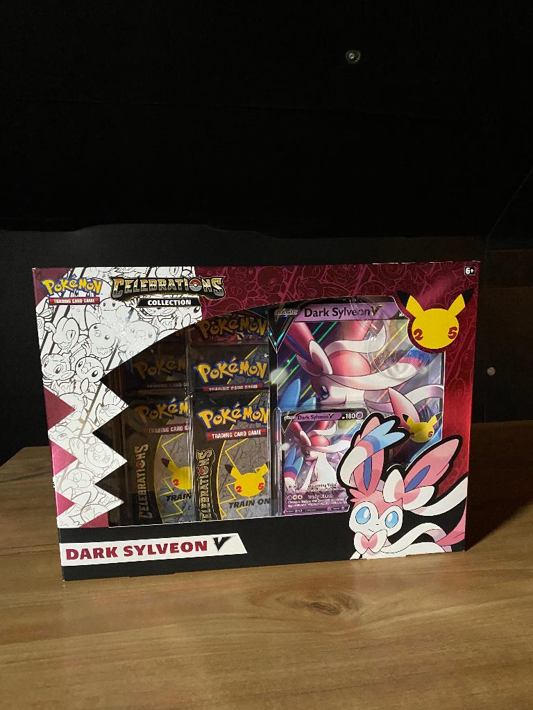 Celebrations Collection [Dark Sylveon V], Hobby en Vrije tijd, Verzamelkaartspellen | Pokémon, Ophalen of Verzenden, Nieuw, Overige typen