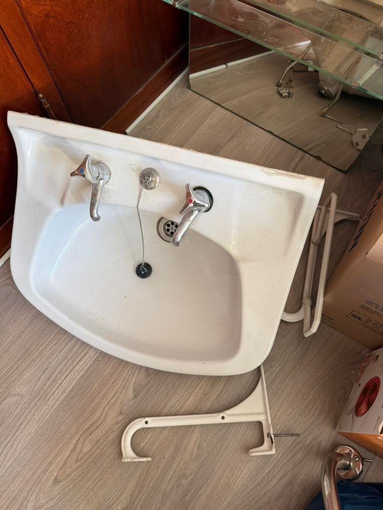 Badkamerspiegel en -lavabo, Ophalen, Zo goed als nieuw