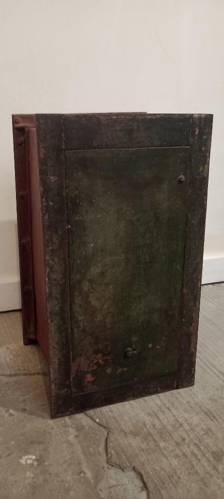 Coffre-fort de métier ancien en métal riveté - Industriel, Enlèvement ou Envoi, Utilisé, Coffre-fort