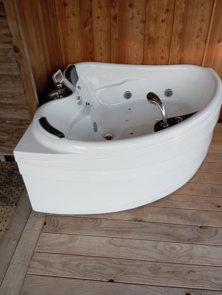Luxe jacuzzi bad – zo goed als nieuw (4x gebruikt), Ophalen, Zo goed als nieuw, Pomp, Vast