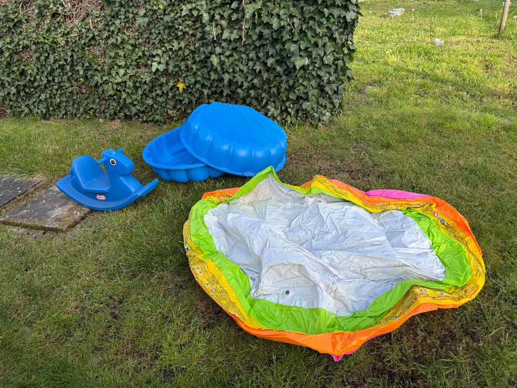 Little Tikes hobbelpaard, 2 blauwe schelpen, opblaaszwembad, Ophalen, Gebruikt