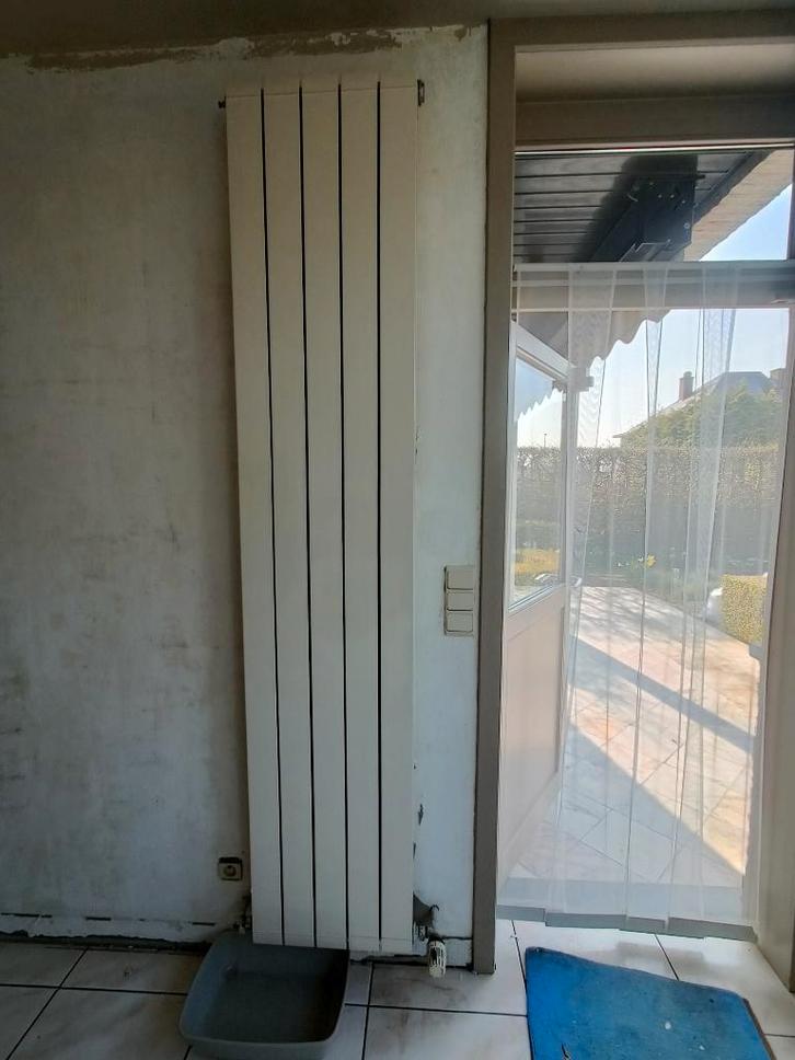 Radiateur vertical — 30€ — Idéal pour la rénovation !, Bricolage & Construction, Chauffage & Radiateurs, Utilisé, Radiateur, 800 watts ou plus