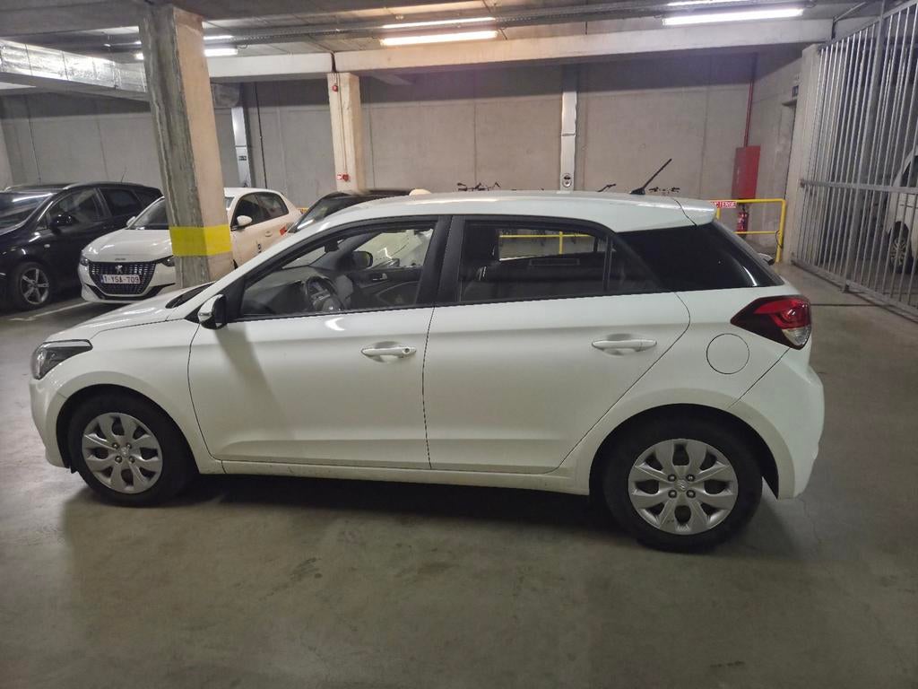 Hyundai i20 2017 1.2l in zo goed als nieuw staat, Auto's, Voorwielaandrijving, Stof, 109 g/km, Wit