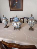 Vases divers, cadres, tableaux, tables d'appoint, horloge, Enlèvement