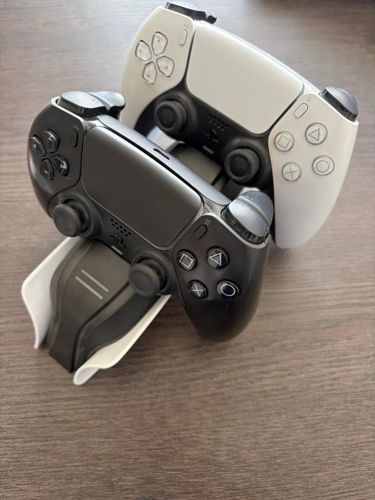 PS5 avec 16 jeux, 2 manettes et station de recharge, Consoles de jeu & Jeux vidéo, Enlèvement ou Envoi, Comme neuf