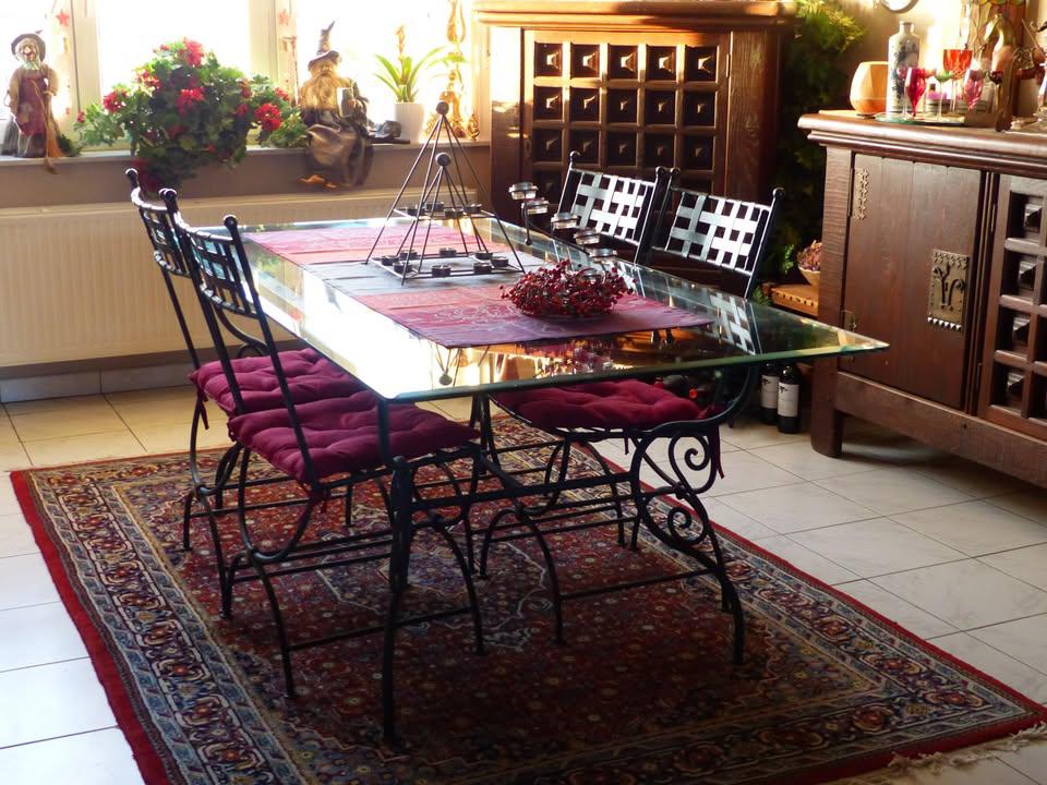 Table en verre en fer forgé vert, Enlèvement