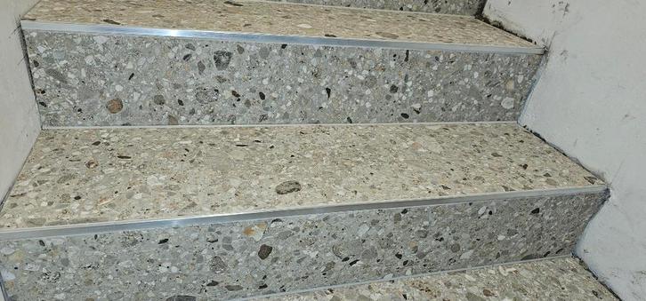 profilé de carrelage - nez de marche, Bricolage & Construction, Dalles & Carrelages, Neuf, Autres types, 60 cm ou plus, Enlèvement