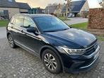 Volkswagen Tiguan, 4 jaar oud, 77.500km, Auto's, Automaat, Stof, 1498 cc, Zwart