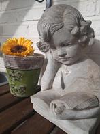 Zwaar  betonnen beeld,lezend meisje, Enlèvement