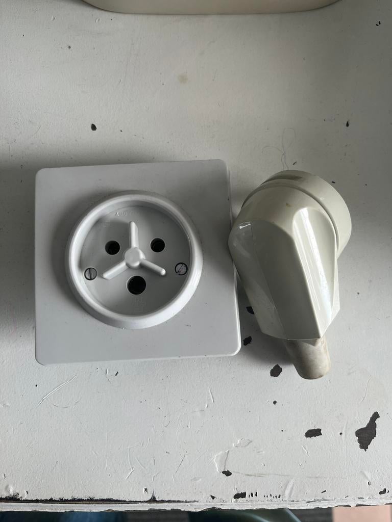Prise mal + femelle  triphasée 400V 32A, Enlèvement, Neuf