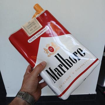 Asbak van Marlboro of art deco  beschikbaar voor biedingen