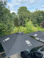 2 parasols van 3x3 meter+poten+6 poten van 60x60 tafels, Ophalen of Verzenden, Gebruikt