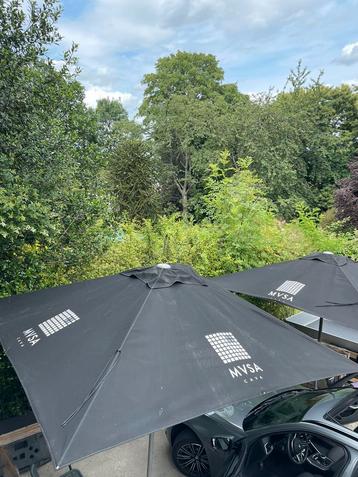 2 parasols van 3x3 meter+poten+6 poten van 60x60 tafels beschikbaar voor biedingen