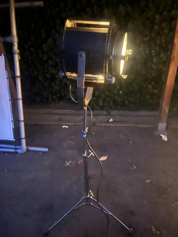 Grote Antieke theaterspot beschikbaar voor biedingen