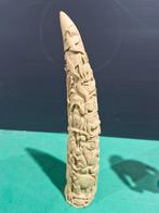 Ivorine slachtand met versieringen horen zien en zwijgen, Ophalen