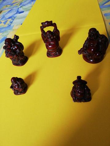 5 petites statuettes de Bouddha. 