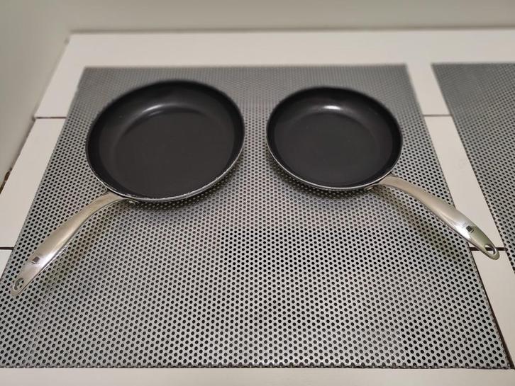 2 poêles, 28/24 cm, revêtement antiadhésif., Maison & Meubles, Cuisine | Casseroles & Poêles, Utilisé, Ensemble de casseroles