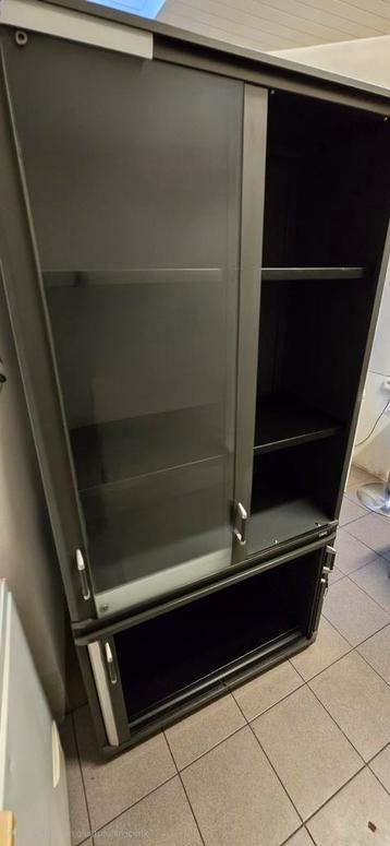 Stijlvolle Metalen Kast met Glazen Deuren en Kunststof Onde, Ophalen, Zo goed als nieuw, Kunststof
