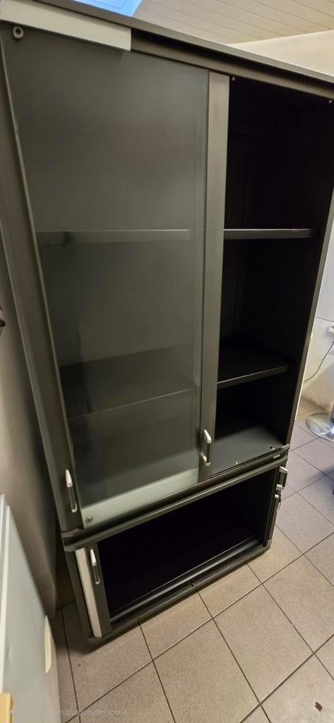 Stijlvolle Metalen Kast met Glazen Deuren en Kunststof Onde, Huis en Inrichting, Kasten | Roldeurkasten en Archiefkasten, Zo goed als nieuw