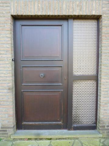 Houten voordeur beschikbaar voor biedingen