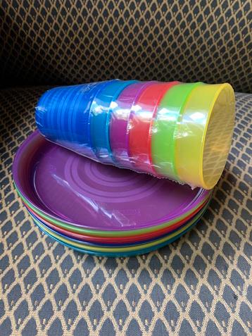 Picknickset van 6 kleurrijke bordjes en bijhorende bekers Ni