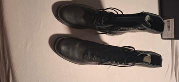 Nieuwe hoge schoenen  beschikbaar voor biedingen
