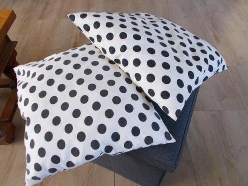 2 Sierkussentjes van 36 x 39 cm wit met zwarte stippen, Huis en Inrichting, Woonaccessoires | Kussens, Wit, Ophalen of Verzenden