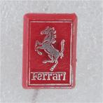 SP1371 Speldje Ferrari zilver op rood, Collections, Broches, Pins & Badges, Utilisé, Enlèvement ou Envoi