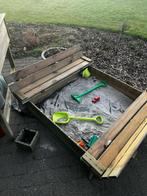 Houten zandbak met worteldoek en speeltjes, Ophalen, Gebruikt