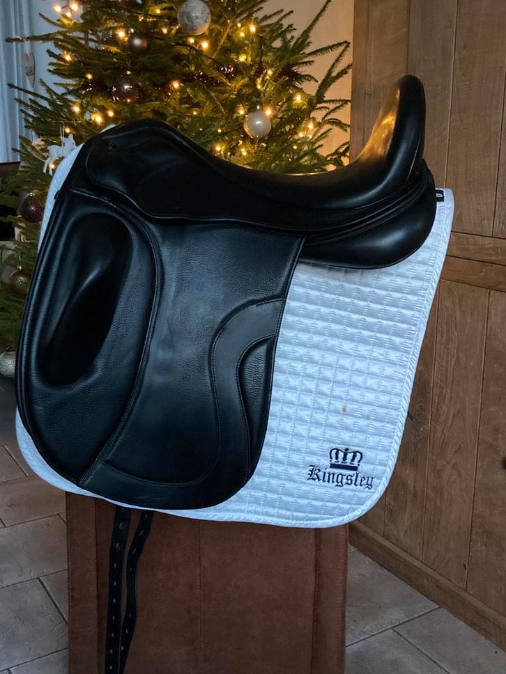 Kingsley dressuur zadel d5 17,5 inch, Dieren en Toebehoren, Paarden en Pony's | Zadels, Zo goed als nieuw, Ophalen of Verzenden