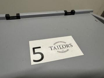 Doos vol Tailor’s baard- & verzorgingsproducten beschikbaar voor biedingen