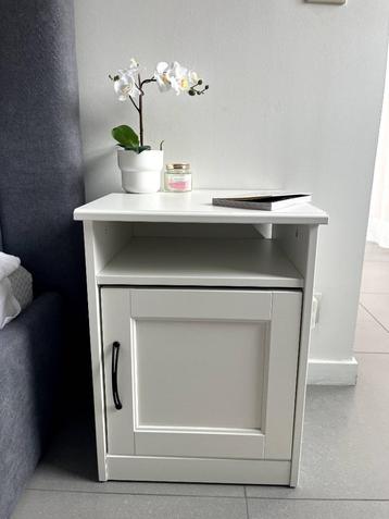 Nightstand white beschikbaar voor biedingen