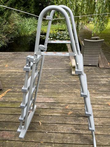 Ladder voor zwembad beschikbaar voor biedingen