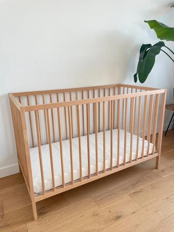 Houten babybed 60 x 120cm met matras in perfecte staat! beschikbaar voor biedingen