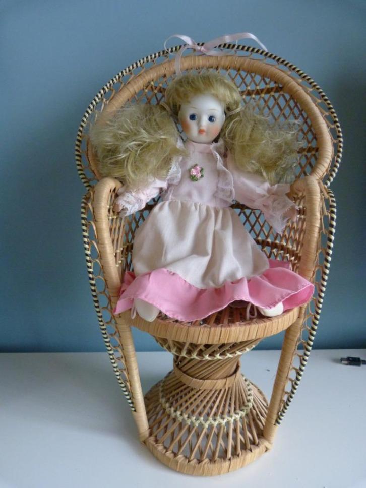 porseleinenpopje in rieten zetel, Verzamelen, Poppen, Zo goed als nieuw, Pop, Ophalen of Verzenden