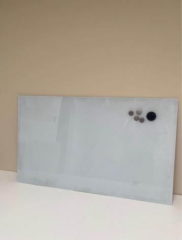 Transparant whiteboard + magneten beschikbaar voor biedingen