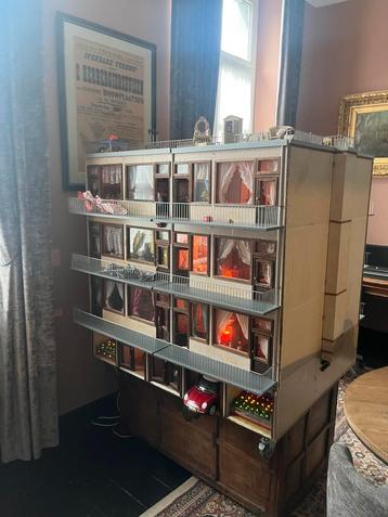 Poppenhuis ingericht appartementsgebouw beschikbaar voor biedingen