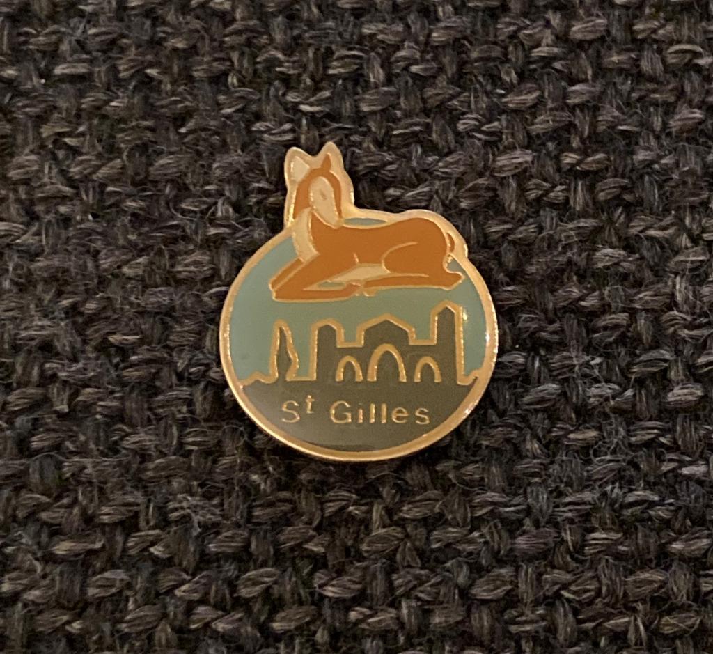 PIN - ST GILLES - SINT-GILLIS - SAINT-GILLES, Envoi, Utilisé, Ville ou Campagne, Insigne ou Pin's