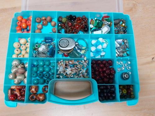 Lot kralen en items om zelf sieraadjes te maken, Hobby en Vrije tijd, Kralen en Sieraden maken, Gebruikt, Ophalen