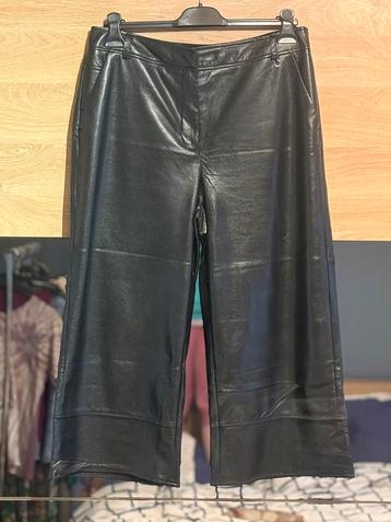 Zwarte lederlook broek (42). beschikbaar voor biedingen
