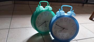 Grote blauwe en groene wekker, 35 cm hoogte  beschikbaar voor biedingen