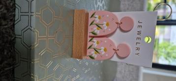 Fancy oorbellen met bloemen beschikbaar voor biedingen
