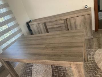 Kast en bijhoorende tafel beschikbaar voor biedingen