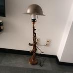 Aangepaste wapen lamp met echte Belgische legerhelm, Maison & Meubles, Lampes | Lampadaires, Enlèvement ou Envoi, Neuf
